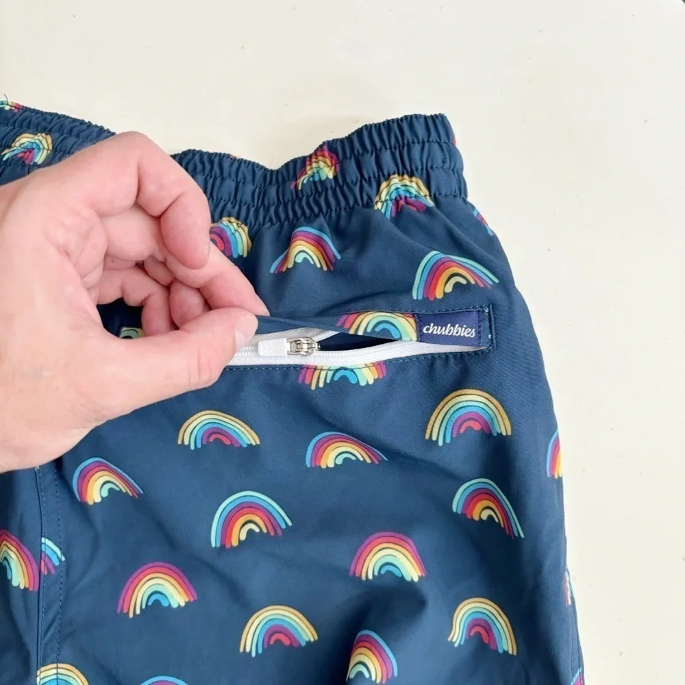 Chubbies Men’s 5.5” The Rainbow Roads Swim Trunk Size Small Blue NWOT